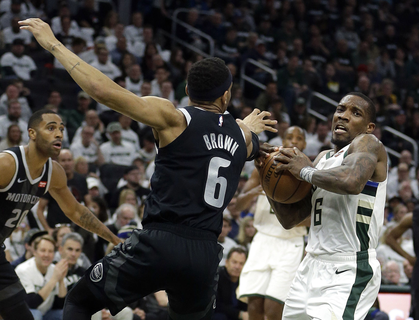 Bucks 121, Pistons 86
